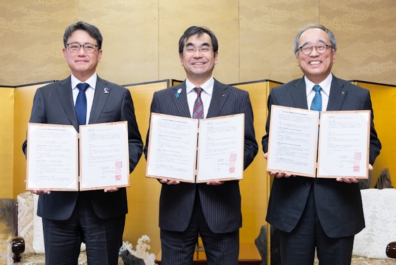 協定書を掲げた写真